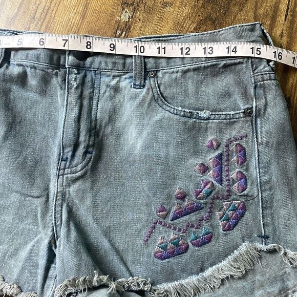 Free People charcoal wash gray denim jean fray shorts embroider Sz 27 - Picture 6 of 8
